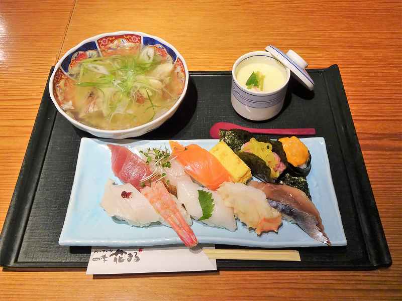 お寿司、汁物、茶わん蒸しがテーブルに置かれている
