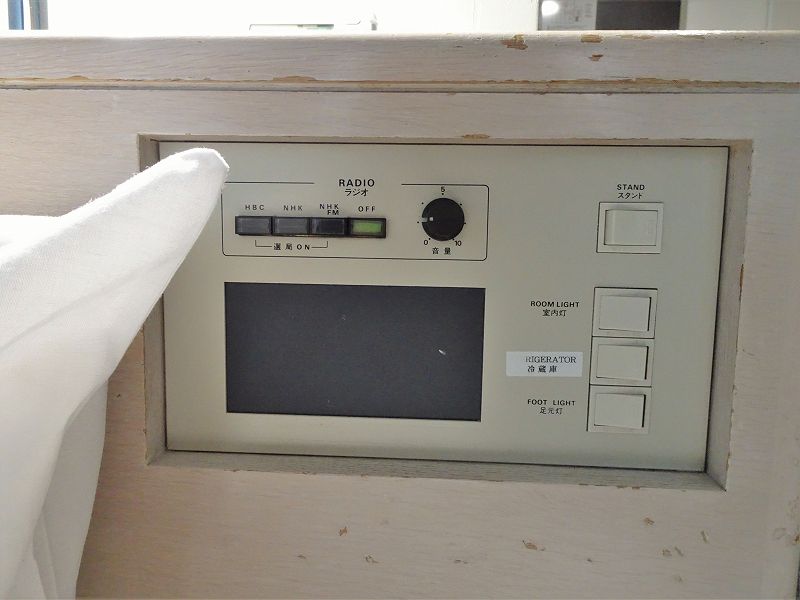 ベッドサイドにあるラジオや電気のスイッチボード