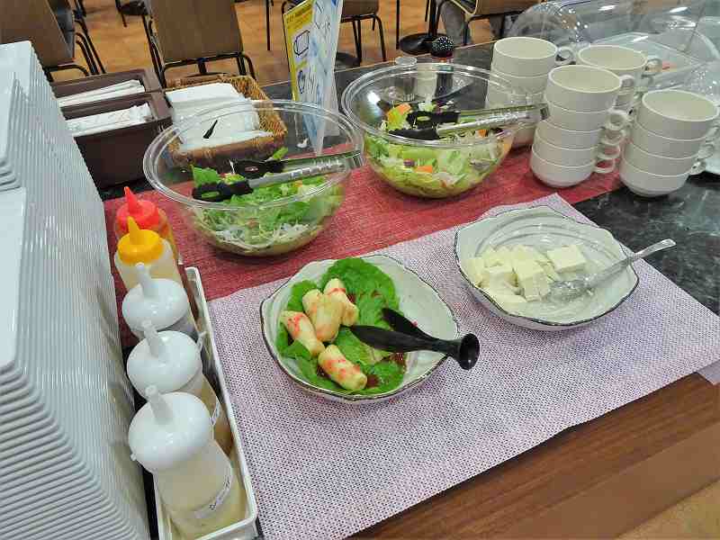 サラダ、豆腐、バナナなどがテーブルに置かれている