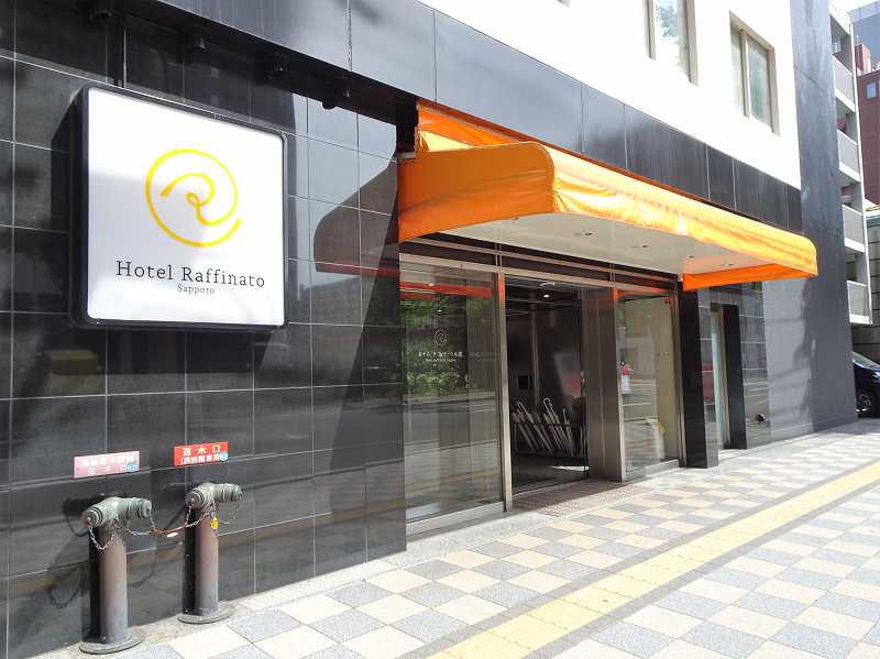 オレンジがポイントの「ホテルラフィナート札幌」の入口