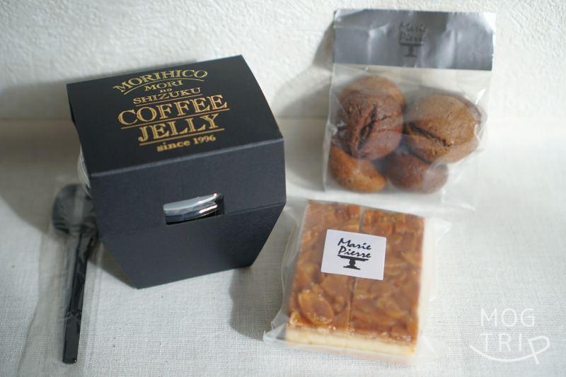 「MORIHICO.STAY&COFFEE（モリヒコ ステイアンドコーヒー）」の焼き菓子2種類とコーヒーゼリーがテーブルに置かれている