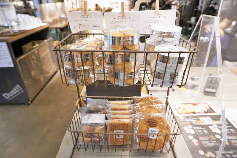 「MORIHICO.STAY&COFFEE（モリヒコ ステイアンドコーヒー）」の焼き菓子がカゴに入れられ置かれている
