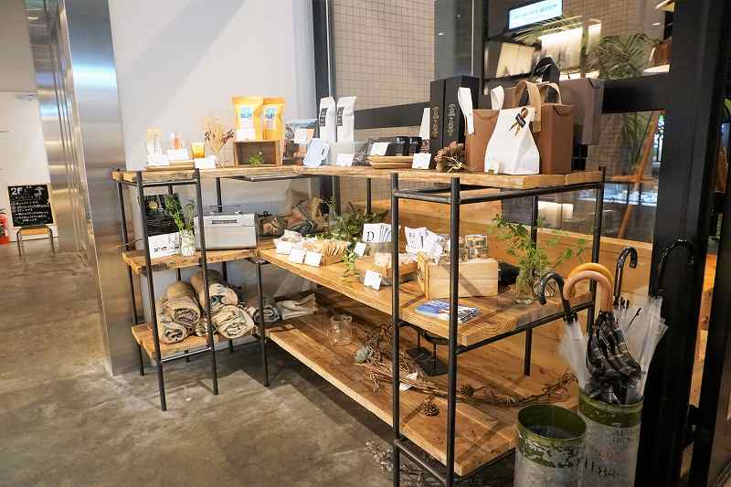 「MORIHICO.STAY&COFFEE（モリヒコ ステイアンドコーヒー）」のコーヒーや焼き菓子が棚に置かれている