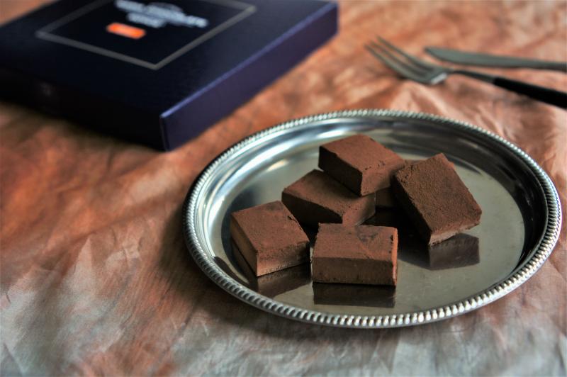 ロイズの生チョコレート「オーレ」がテーブルに置かれている