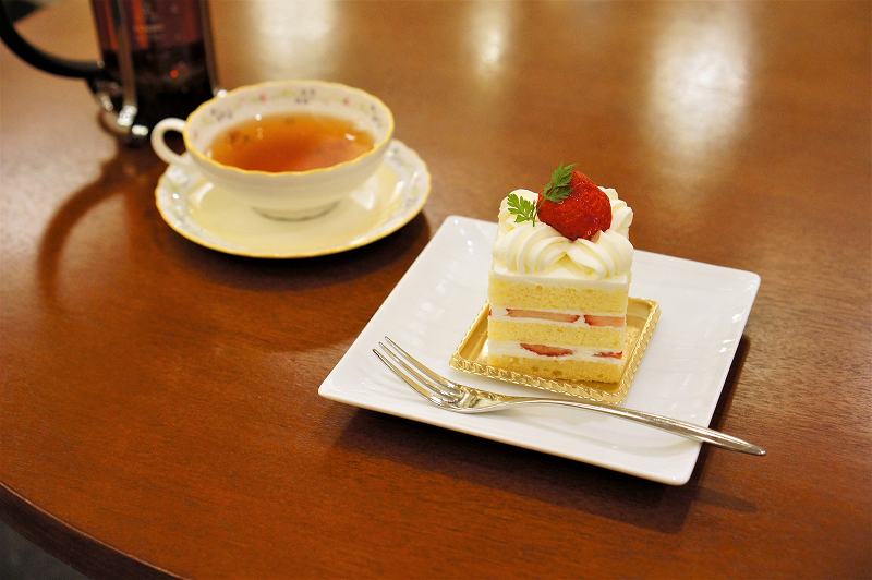 苺ショートケーキと紅茶がテーブルに置かれている