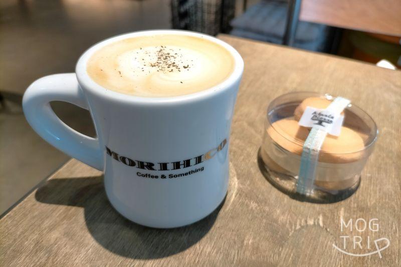 「MORIHICO.STAY&COFFEE（モリヒコ ステイアンドコーヒー）」のドリンクとサブレがテーブルに置かれている