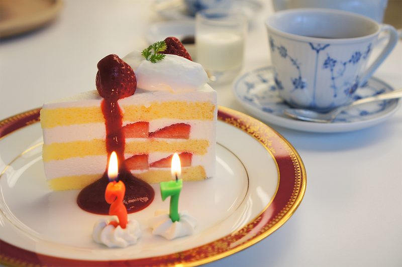 イチゴショートケーキと紅茶がテーブルに置かれている