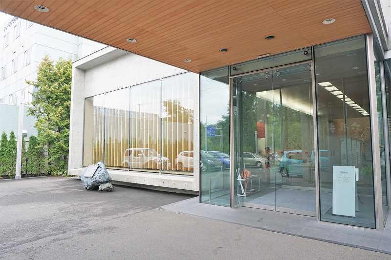 木とガラスであたたかみのある雰囲気の、六花亭喫茶室 真駒内六花亭ホール店の入口の様子