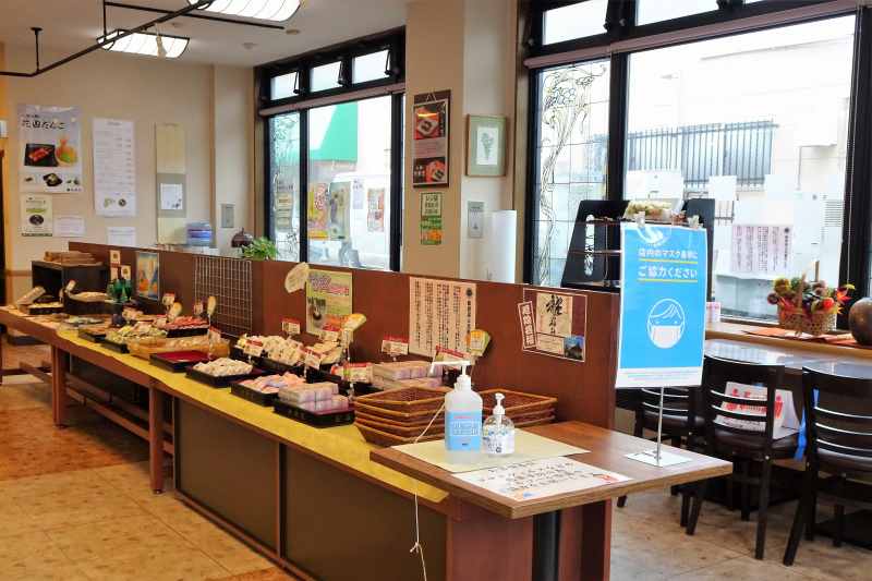 「小樽新倉屋」のカフェスペース