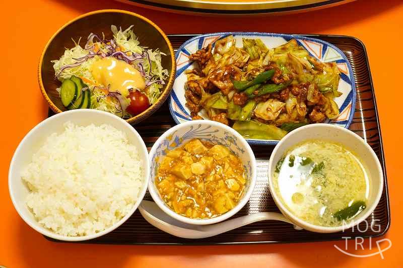 中華料理 香州（かしゅう）の豚肉とキャベツの甘味噌炒め定食がテーブルに置かれている