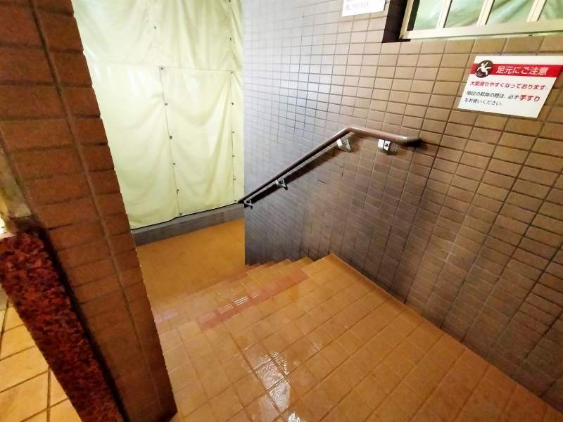 「プレミアホテルキャビン札幌」の露天風呂へ続く階段