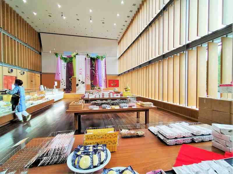 たくさんのお菓子が陳列されている六花亭 真駒内六花亭ホール店の内観