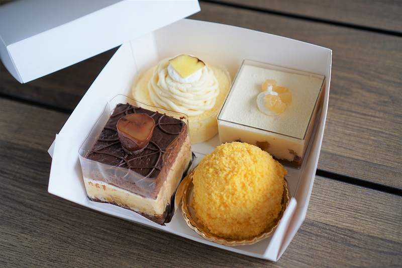 4種類のケーキが入った箱がテーブルに置かれている