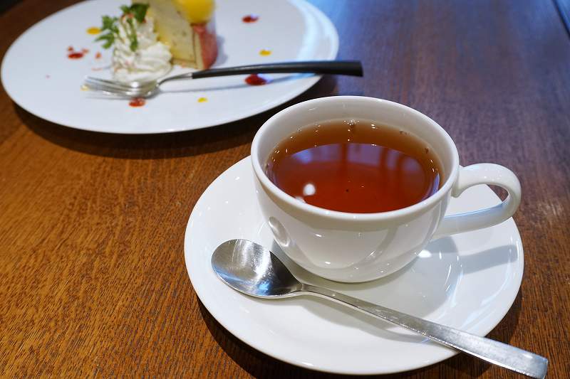 紅茶とケーキがテーブルに置かれている
