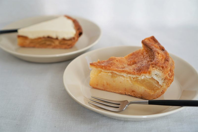 カスタードアップルパイと北海道レアチーズケーキアップルパイが、テーブルに置かれている