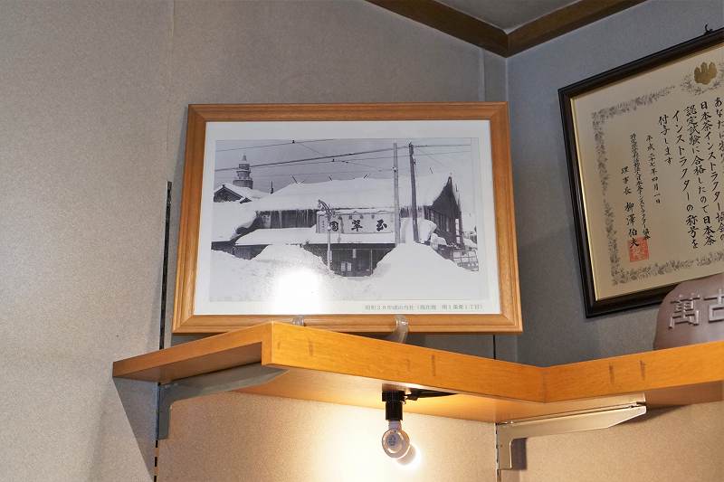1953年の玉翠園の写真が棚の上に飾られている