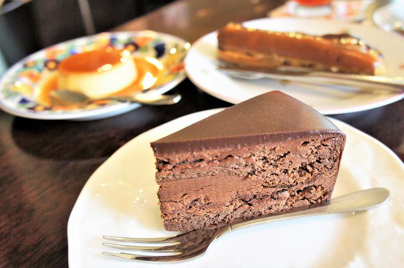 ププリエのチョコレートケーキがテーブルに置かれている