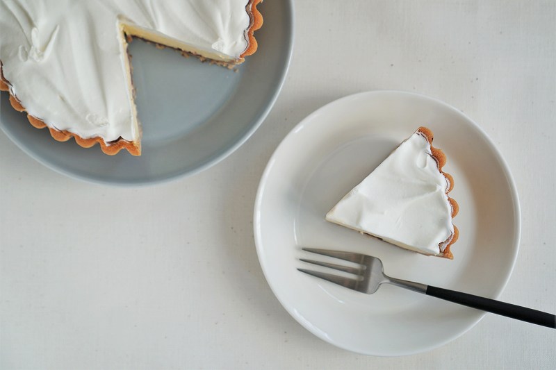「ふらの雪どけチーズケーキ」がカットされ、テーブルに置かれている