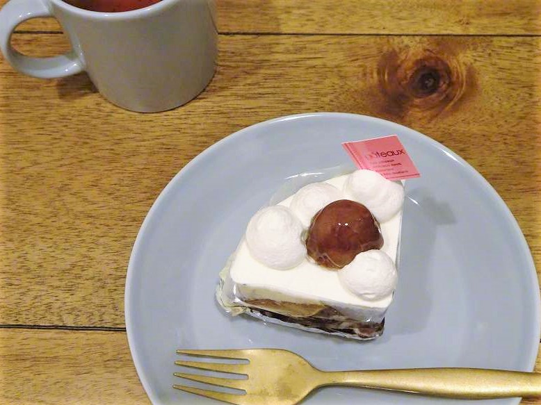 パティスリー シエムの和栗のショートケーキとマグカップがテーブルに置かれている