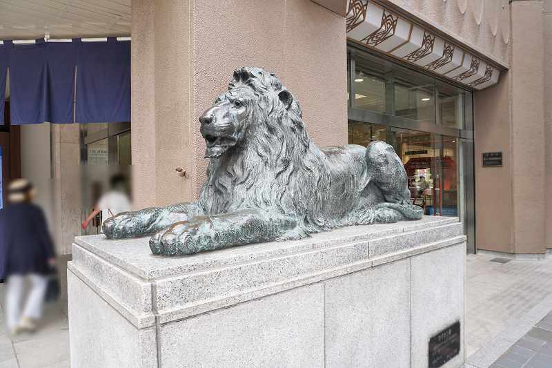 札幌三越のシンボル 1階入口前にあるライオン像