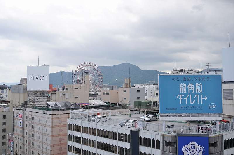観覧車や山が見える札幌三越からの風景