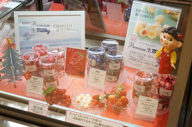 西洋菓子舗 不二家 丸井今井札幌店の生ミルキーがガラスケースに並べられている