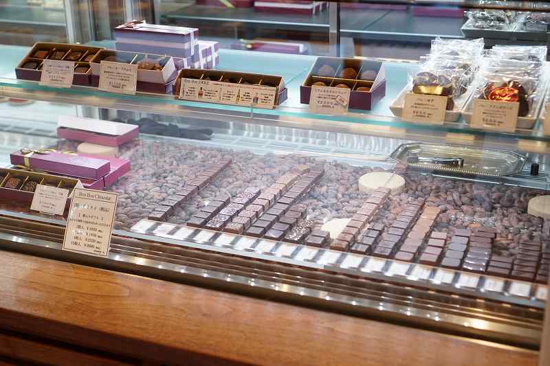 色々なチョコレートがガラスケース内に並べられている様子