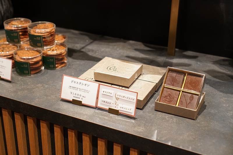 チョコレートの4種詰め合わせボックスがテーブルに置かれている