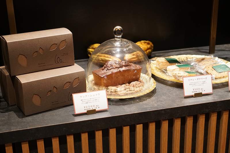ビーントゥバーチョコレート使用の焼き菓子がテーブルに置かれている