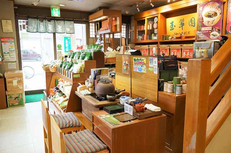 木のぬくもりを感じる、日本茶専門店 玉翠園の店内の様子