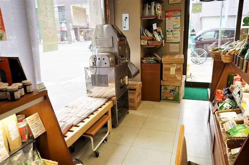 窓際にベンチが置かれている、日本茶専門店 玉翠園の店内の様子