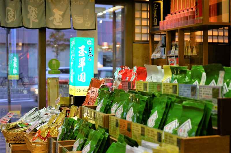 玉翠園の店内に日本茶の袋が並んでいる様子