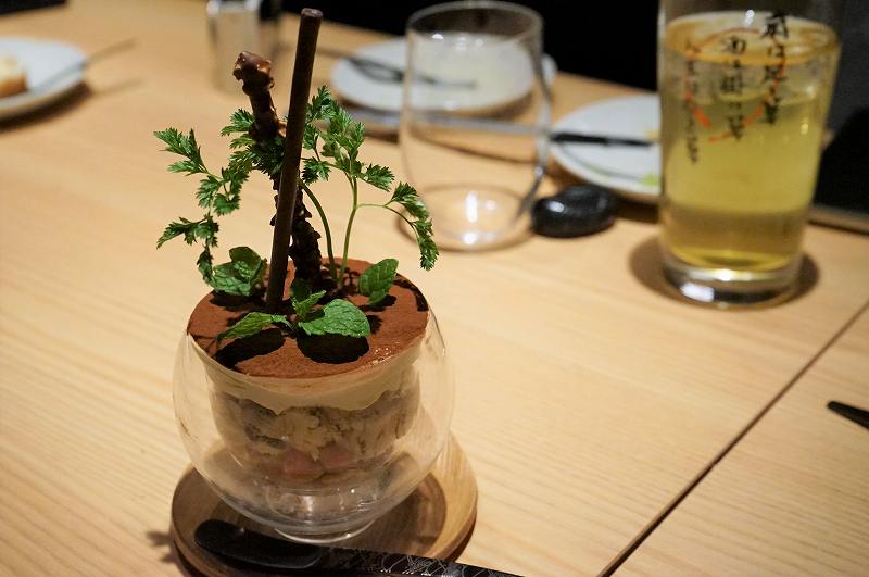 まるいガラスの器に入った植木鉢パフェがテーブルに置かれている
