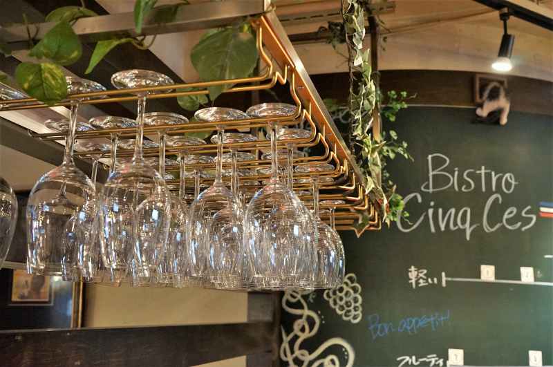 たくさんのワイングラスが吊り下げられている「Bistro CinqCes（ビストロサンクシー）」の内観