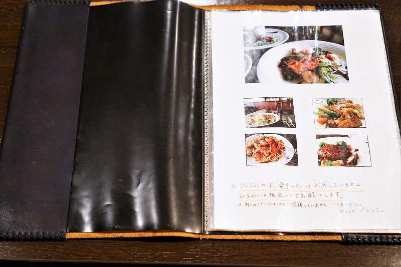 「ビストロ ブランシュ」のメニュー表に料理の写真が載っている