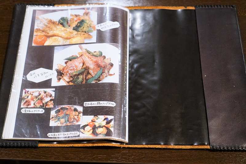 「ビストロ ブランシュ」の料理写真が載っているメニュー表のページ
