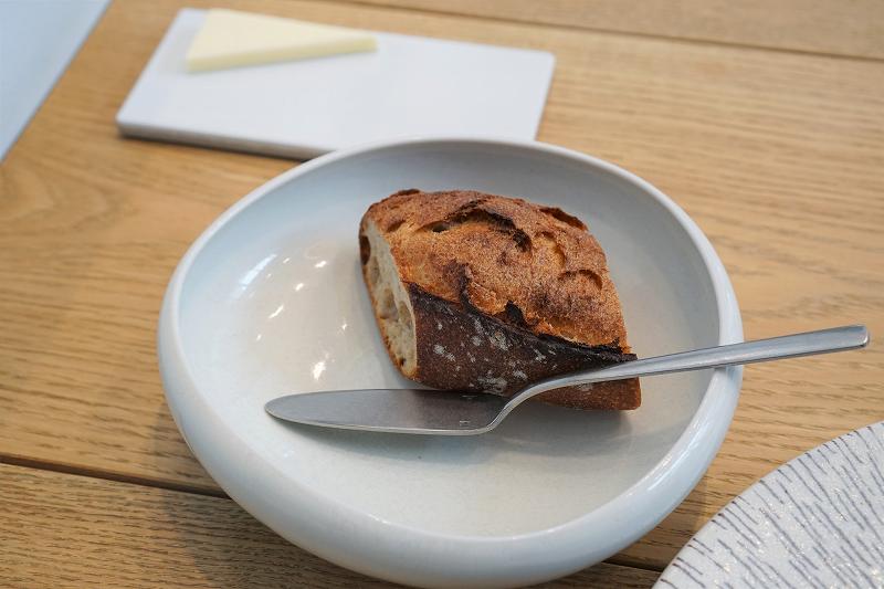北海道産発酵バターとフランスパンがテーブルに置かれている