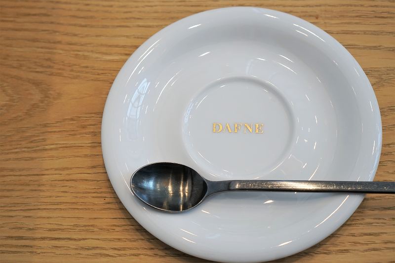 DAFNE（ダフネ）のロゴが入ったプレートがテーブルに置かれている