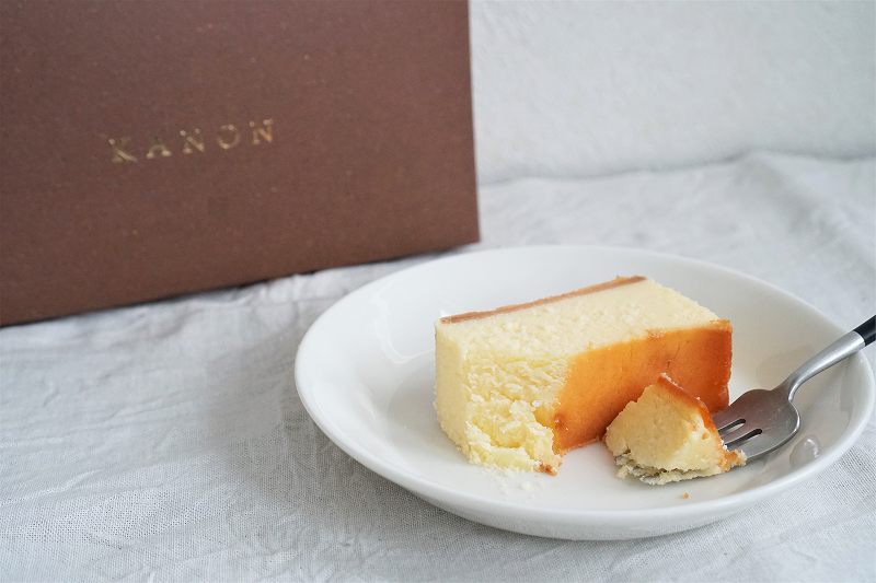 KANONのプレーンチーズケーキとその箱がテーブルに置かれている