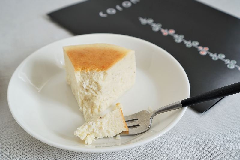 coronのカタログと北海道チーズケーキがテーブルに置かれている