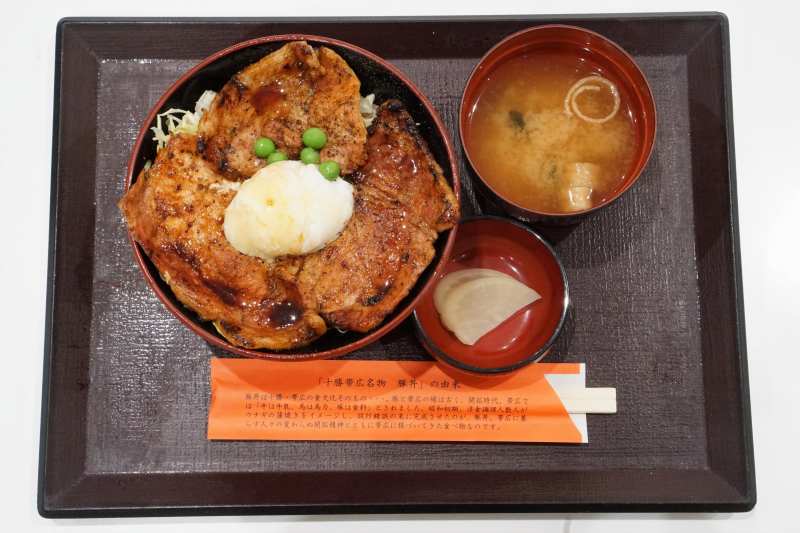 豚丼のぶたはげ 北広島店のキャベツ豚丼がテーブルに置かれている