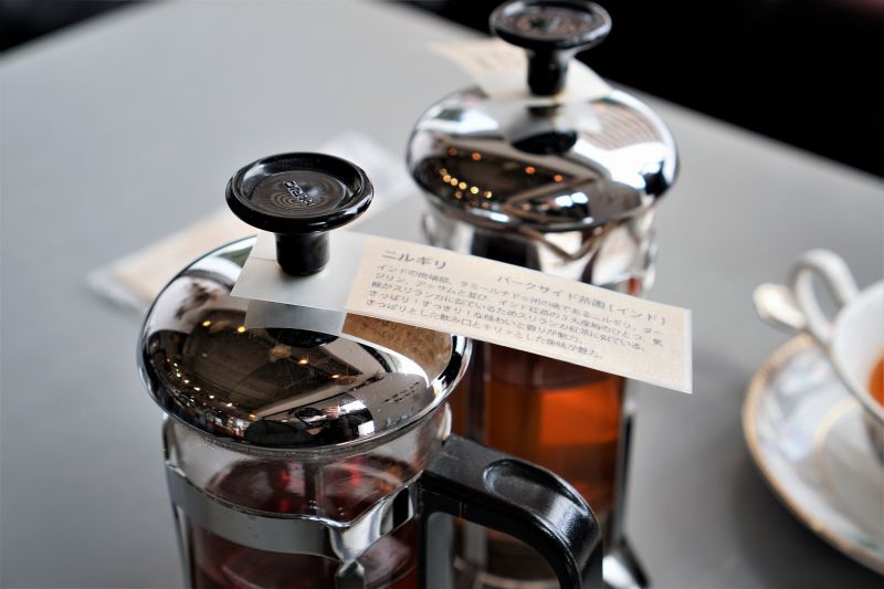 フレンチプレスの容器に入った紅茶がテーブルに置かれている