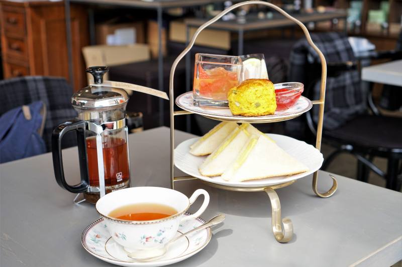 石渡紅茶のアフタヌーンティーセットがテーブルに置かれている
