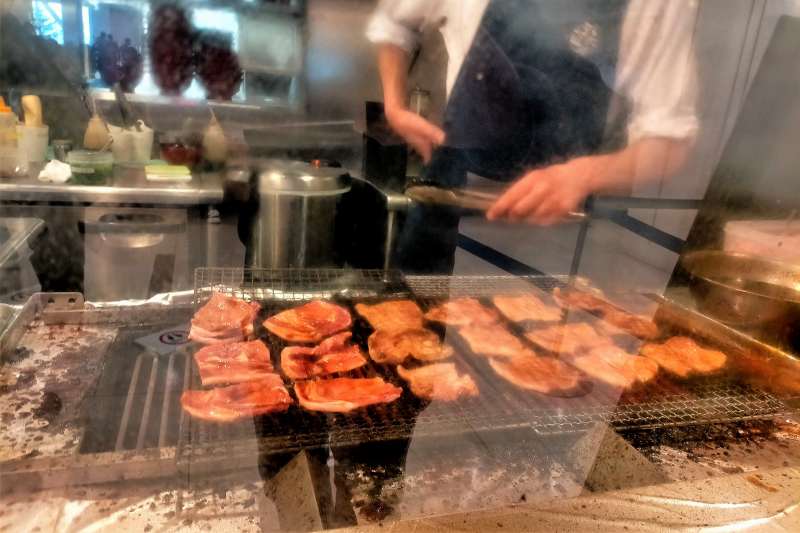豚丼のぶたはげ北広島店の店頭にある、豚肉の焼き場の様子