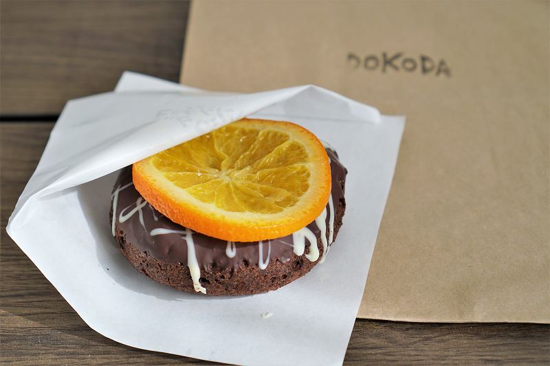 DOKODAのオレンジチョコドコダがテーブルに置かれている