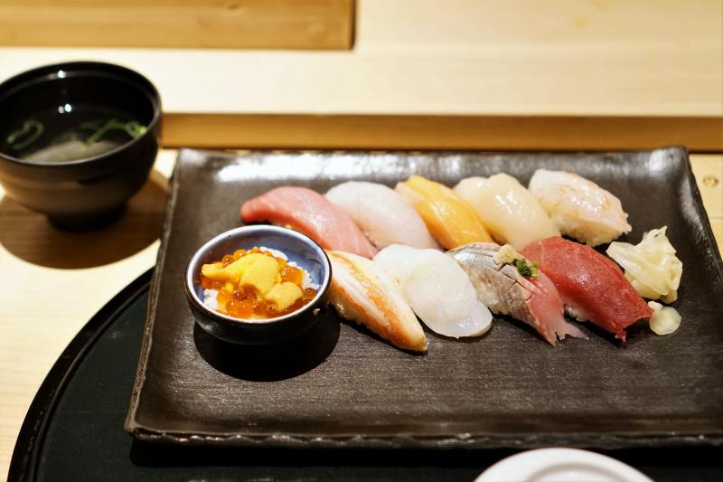 お寿司と椀物がテーブルに置かれている