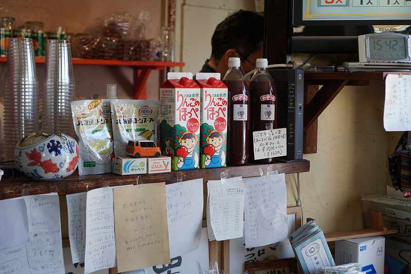 コーンスープやりんごジュースが陳列されている「八百屋 かしま商店」の内観