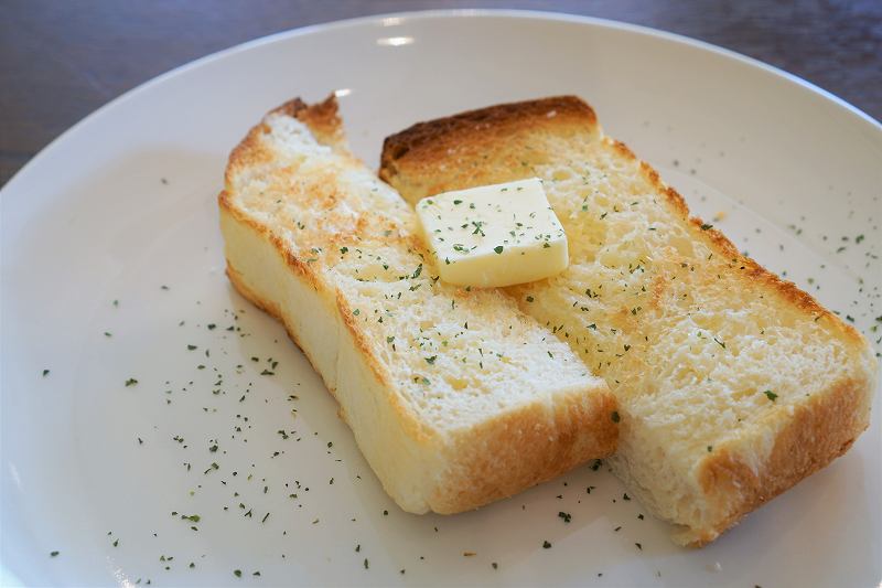 バターをのせたトーストがテーブルに置かれている
