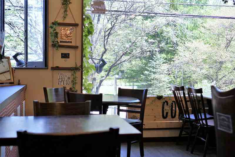 窓から緑をながめられる「多目的喫茶 アイビィ」の店内