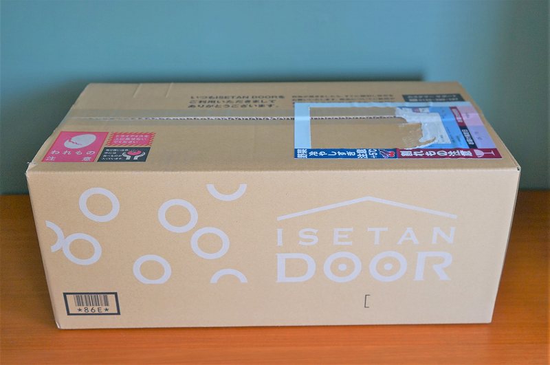 「ISETAN DOOR おためしセット」の箱が棚に置かれている